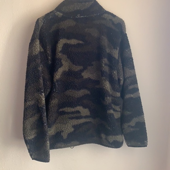 VIctoria Secret PINK CAMO Sherpa - Picture 5 of 6